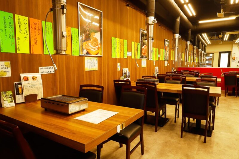 肉が踊り、笑顔が集う。