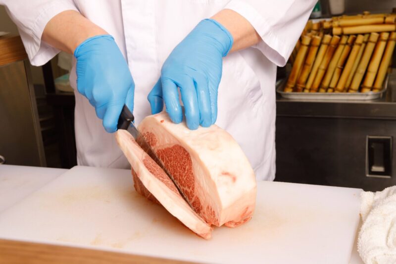 切りたての旨みが、
牙をむく。
秘伝ダレで引き出す、
肉の覚醒。