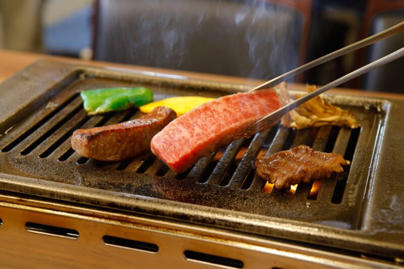 切りたての旨みが、
牙をむく。
秘伝ダレで引き出す、
肉の覚醒。